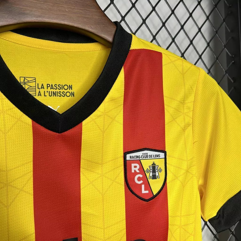 Detalhe do escudo e tecido da camisa infantil RC Lens Home 2024/25 Puma, uniforme oficial licenciado, ideal para crianças e pequenos torcedores”
