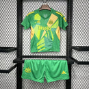 Kit Infantil Newcastle United Goleiro Home I 2024/25 Adidas verde com camisa e short, tecido leve e respirável, ideal para pequenos goleiros do clube inglês com estilo e conforto."