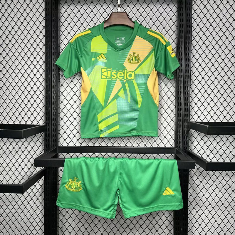 Kit Infantil Newcastle United Goleiro Home I 2024/25 Adidas verde com camisa e short, tecido leve e respirável, ideal para pequenos goleiros do clube inglês com estilo e conforto."