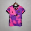 “Camisa PSG Fourth IV 2020/21 Jordan Torcedora Feminina Rosa, design moderno com detalhes pretos e logo Jumpman, estilo urbano e elegante do Paris Saint-Germain.”