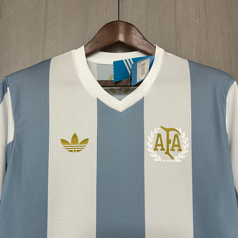 Camisa Argentina "Edição Aniversário" 2024/25 Adidas Torcedor Masculina azul celeste com detalhes brancos, tecido leve e respirável, corte masculino – ideal para torcer, colecionar e uso casual.