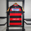 Camisa Flamengo Home I 2010/11 Olympikus vermelha e preta com listras horizontais, leve e respirável, ideal para torcedores Rubro-Negros e colecionadores de camisas históricas."