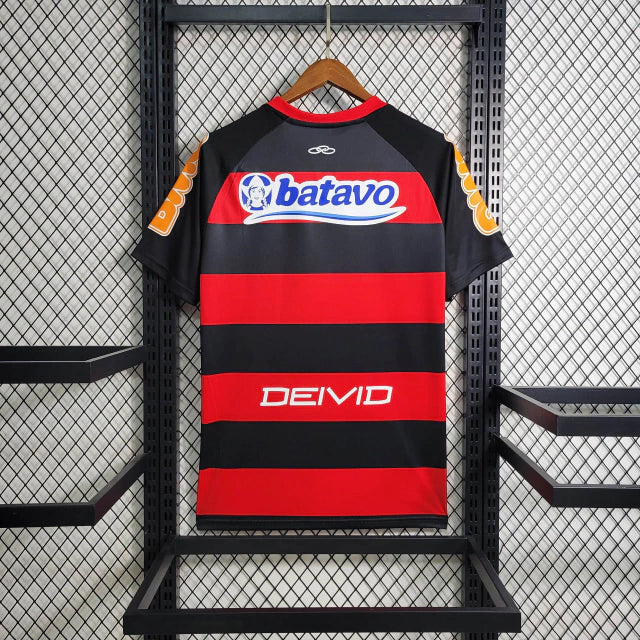 Camisa Flamengo Home I 2010/11 Olympikus vermelha e preta com listras horizontais, leve e respirável, ideal para torcedores Rubro-Negros e colecionadores de camisas históricas."