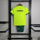 "Kit Infantil Palmeiras Third 2023/24 Puma completo com camisa, shorts e meião, oficial do Verdão, tecido leve e respirável, ideal para jovens torcedores.