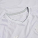 Camisa Dinamarca Away II 2022/23 Hummel Torcedor Masculina, branca, com escudo da seleção dinamarquesa e logo Hummel em destaque, feita em tecido leve e respirável, modelo masculino com caimento confortável, ideal para jogos e uso casual.”