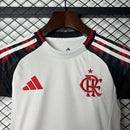 Kit Infantil Flamengo Away 2025/26 Adidas, camisa branca com detalhes em vermelho e preto, shorts e meias combinando, uniforme oficial para crianças torcedoras do Mengão."

