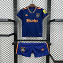 Kit Infantil Newcastle Third III 2025/26 Adidas, camiseta e shorts oficiais em preto com detalhes em branco e dourado, para crianças de 3-4 a 12-13 anos, design moderno e confortável, ideal para pequenos torcedores e colecionadores."