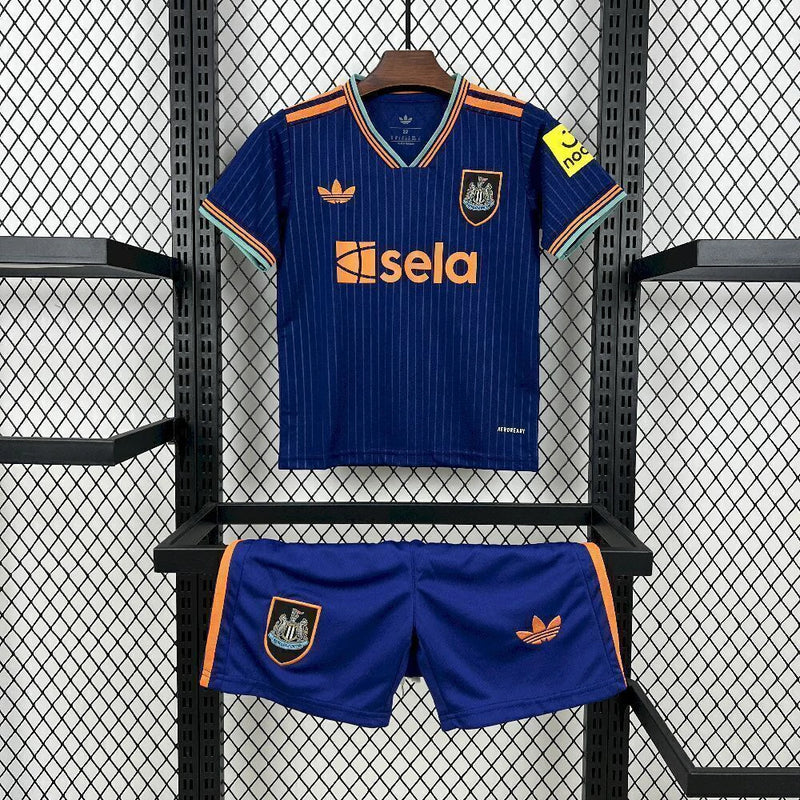 Kit Infantil Newcastle Third III 2025/26 Adidas, camiseta e shorts oficiais em preto com detalhes em branco e dourado, para crianças de 3-4 a 12-13 anos, design moderno e confortável, ideal para pequenos torcedores e colecionadores."