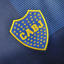 "Camisa Boca Juniors Home (1) 2023/24 Adidas Torcedor Masculina azul com faixa amarela, escudo bordado e tecnologia AEROREADY"
