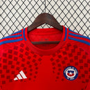 Camisa Chile Home 2024/25 Masculina para torcedor, vermelha com detalhes em azul e branco, modelo oficial da seleção chilena, ideal para fãs da Seleção do Chile"
