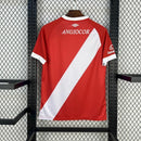 Texto alternativo para imagem:
Camisa Argentinos Juniors Home 2025/26 Umbro Torcedor Masculina vermelha com detalhes brancos, escudo do clube no peito e logo Umbro bordado.

