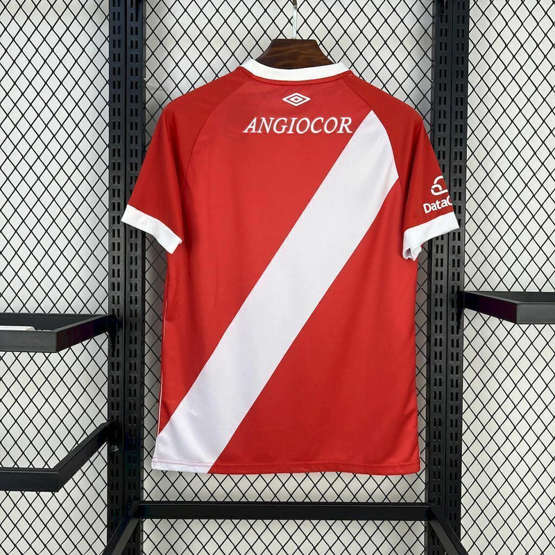 Texto alternativo para imagem:
Camisa Argentinos Juniors Home 2025/26 Umbro Torcedor Masculina vermelha com detalhes brancos, escudo do clube no peito e logo Umbro bordado.

