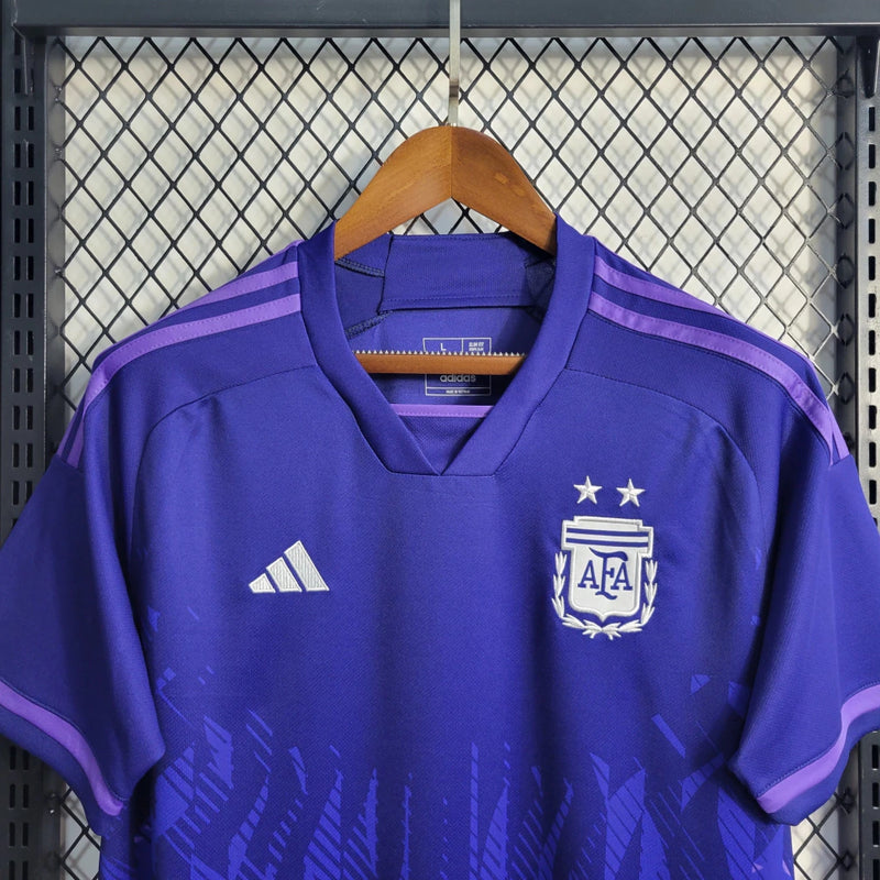 Camisa Argentina Away II 2022/23 Adidas Torcedor Masculina - uniforme oficial da seleção argentina, gola diferenciada, listras Adidas nas mangas, tecido leve e respirável, ideal para torcedores e colecionadores de futebol"