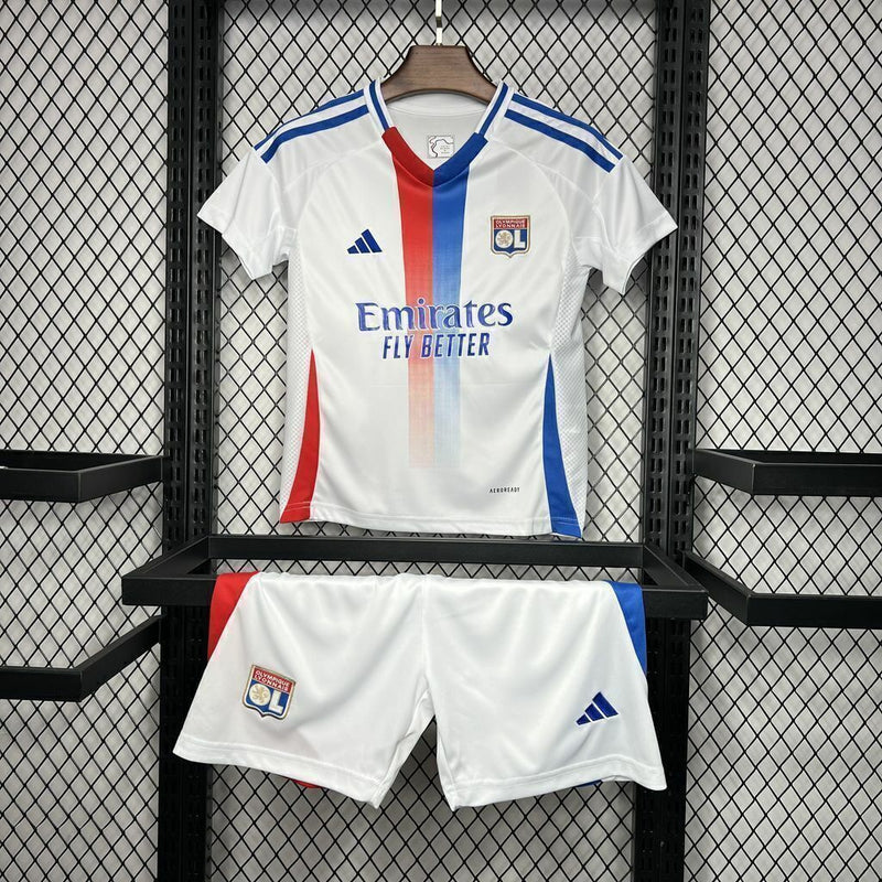 “Kit infantil Olympique Lyon 2024/25 Adidas, branco com detalhes azul e vermelho.”