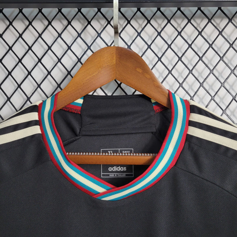 Camisa Jamaica Away II 2023/24 Adidas Torcedor Masculina preta, uniforme alternativo da seleção jamaicana, design moderno em preto com detalhes verde e amarelo, tecido leve e respirável, modelo masculino."
camisa Jamaica Away 2023/24 preta
camisa Adidas Jamaica torcedor masculina
uniforme alternativo seleção Jamaica
camisa Reggae Boyz 2023/24
