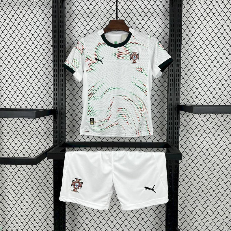 Kit Infantil Portugal Away (2) 2025 Puma – Camisa e shorts vermelho e verde para crianças, uniforme completo da seleção portuguesa