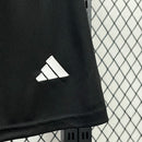 Kit Infantil Olympique de Lyon II 2024/25 Adidas na cor preta, composto por camisa com escudo do clube bordado no peito, short combinando com logo Adidas e meiões, ideal para crianças de 3 a 13 anos, com design moderno e tecnologia AEROREADY.