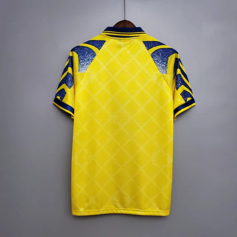 Camisa Parma Home I 1995/96 Puma Retrô Masculina Amarela com escudo bordado, design clássico e acabamento vintage que celebra a era de ouro do futebol italiano.”