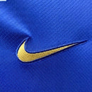 "Camisa Finlândia Home I 2022/23 Nike masculina branca com cruz azul e detalhes dourados, gola redonda e mangas curtas, modelo torcedor em tecido leve e respirável para fãs da seleção finlandesa"