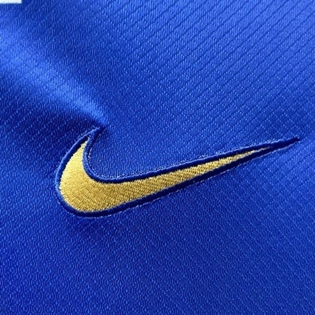 "Camisa Finlândia Home I 2022/23 Nike masculina branca com cruz azul e detalhes dourados, gola redonda e mangas curtas, modelo torcedor em tecido leve e respirável para fãs da seleção finlandesa"
