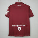 Camisa Torino Home I 2022/23 Joma Torcedor Masculina Vinho com escudo bordado, detalhes elegantes e design clássico que representa o orgulho granata.”