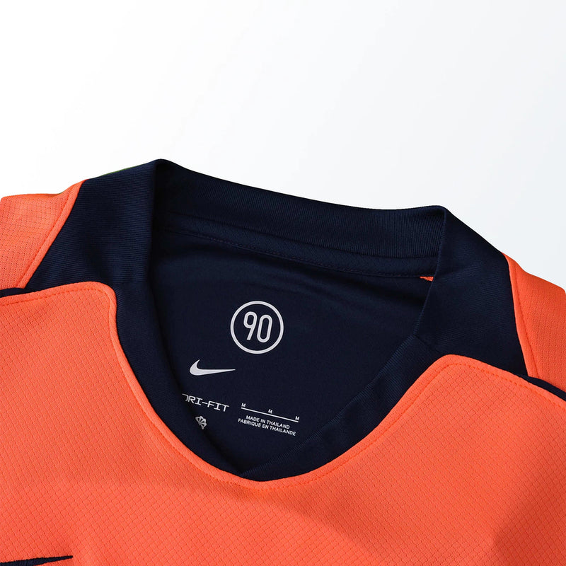 Camisa Barcelona Nike Third (III) 2025/26 Total 90 Torcedor Masculina laranja oficial com escudo do Barça e tecnologia Dri-FIT"
