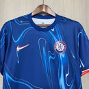 Camisa Chelsea Home 2024/25 Masculina para torcedor, azul royal com detalhes em branco, modelo oficial do clube, ideal para fãs do Chelsea FC"