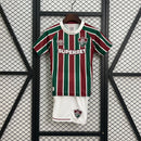 Kit Infantil Fluminense Home 2025/26 Umbro, camisa tricolor verde, grená e branca com shorts e meias combinando, uniforme oficial para crianças de 3 a 13 anos torcedoras do Fluminense."