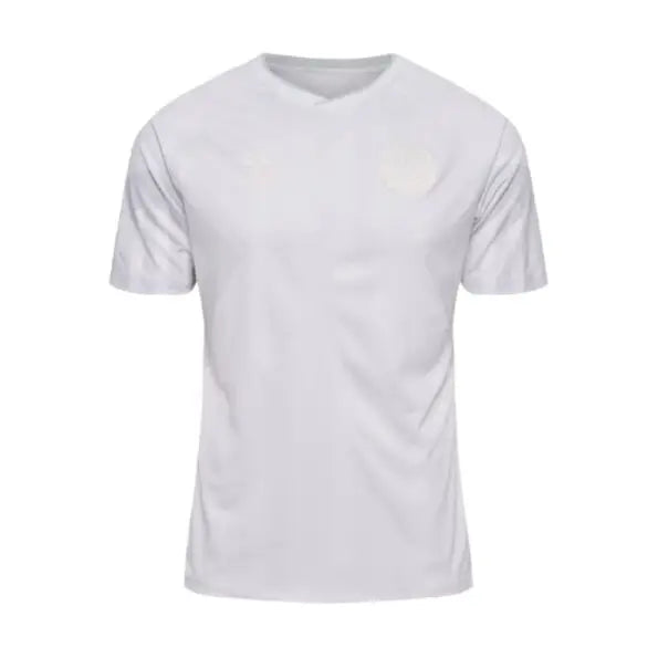 Camisa Dinamarca Away II 2022/23 Hummel Torcedor Masculina, branca, com escudo da seleção dinamarquesa e logo Hummel em destaque, feita em tecido leve e respirável, modelo masculino com caimento confortável, ideal para jogos e uso casual.”