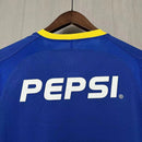 Camisa Boca Juniors Home I 2003/04 Nike Retrô Masculina azul com faixa amarela horizontal, escudo bordado e design clássico inspirado na temporada histórica do clube argentino."