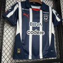 Kit Infantil Rayados de Monterrey 2024/25 Puma oficial, camisa listrada azul e branca com escudo do clube em destaque, shorts combinando, uniforme completo para crianças de 3 a 13 anos"