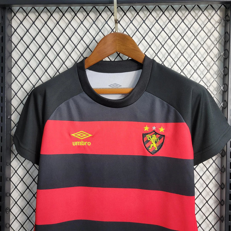 Kit Infantil Sport Recife Home (1) 2023/24 Umbro – uniforme oficial rubro-negro para crianças com camisa listrada em vermelho e preto e short, ideal para pequenos torcedores do Sport Recife.