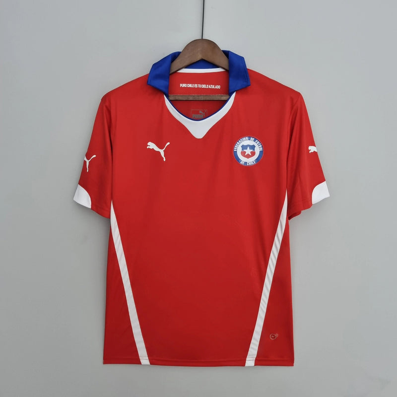 Camisa do Chile 2014 retrô masculina Puma vermelha, modelo Home Copa do Mundo, uniforme clássico da seleção chilena com gola polo azul, escudo bordado e tecido leve."
camisa do Chile 2014
camisa retrô Chile masculina
camisa Puma seleção chilena
camisa Copa do Mundo Chile