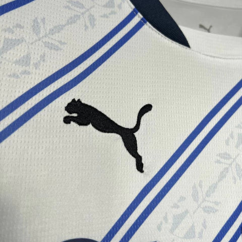 Camisa Fenerbahçe Away II 2024/25 Puma Torcedor Masculina branca, com escudo do clube bordado no peito e detalhes em azul e amarelo, design moderno, tecido dryCELL respirável e gola confortável, representando o estilo e a paixão do torcedor turco