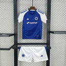 Kit Infantil Cruzeiro Home 2025/26 Adidas completo com camisa azul oficial, shorts e meias combinando, escudo bordado do Cruzeiro e logo Adidas, ideal para crianças de 3 a 13 anos, conforto e estilo torcedor mirim"