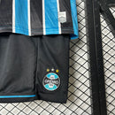 Kit Infantil Grêmio Home 2025/26 Umbro – camisa e short oficial para crianças, cores azul, preto e branco, escudo do Grêmio bordado, tecnologia Umbro Dry, conforto e respirabilidade para pequenos torcedores, uniforme mirim oficial do Grêmio 2025.