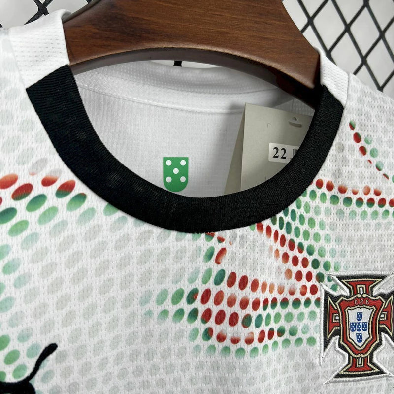 Detalhe do escudo Portugal e logo Puma no Kit Infantil Away (2) 2025, tecido leve e respirável para crianças