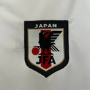 Camisa Japão Zoro One Piece 2023/24 Adidas Torcedor Masculina branca, inspirada no personagem Roronoa Zoro do anime One Piece, design exclusivo que une futebol, cultura japonesa e estilo anime, perfeita para torcedores e colecionadores."