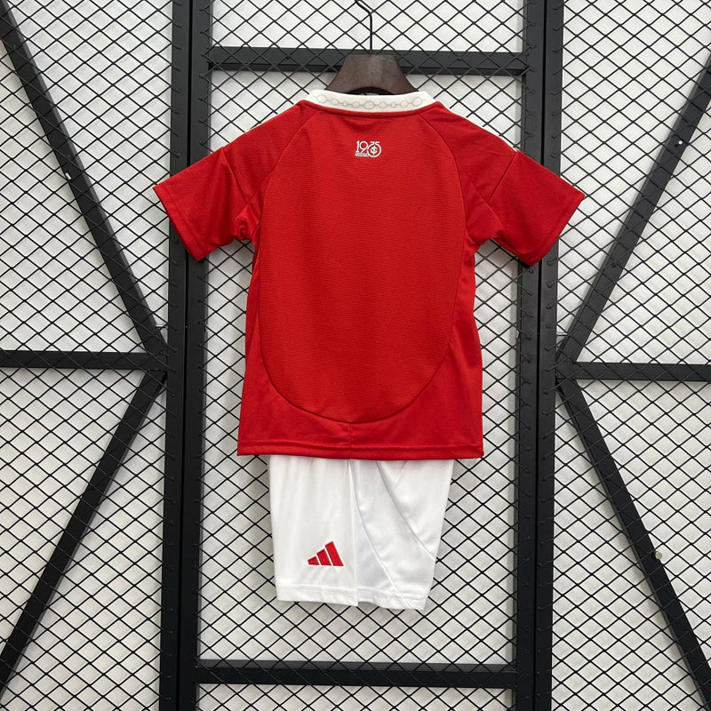 Kit Infantil Internacional Home 2025/26 Adidas para crianças, camisa vermelha com escudo bordado do Internacional, short oficial, conforto e tecnologia AEROREADY, uniforme infantil oficial para pequenos torcedores do Colorado.