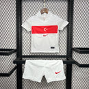 Kit Infantil Turquia Home I 2024/25 Nike, camiseta e shorts vermelhos com detalhes brancos, modelo oficial da Seleção Turca para crianças, ideal para pequenos torcedores e colecionadores."