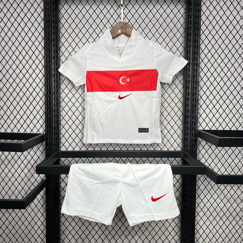 Kit Infantil Turquia Home I 2024/25 Nike, camiseta e shorts vermelhos com detalhes brancos, modelo oficial da Seleção Turca para crianças, ideal para pequenos torcedores e colecionadores."