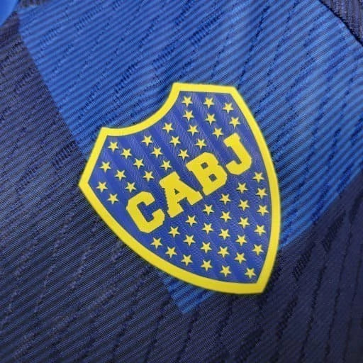 “Camisa oficial de futebol masculina, com design moderno e cores vibrantes, destacando o escudo do clube e logo da marca esportiva”