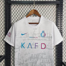 Camisa Al-Nassr Third 2023/24 Nike Torcedor Masculina, uniforme alternativo oficial em tecido leve com tecnologia Dri-FIT, escudo do Al-Nassr aplicado no peito e logo Nike estampado, ideal para torcedores e colecionadores."