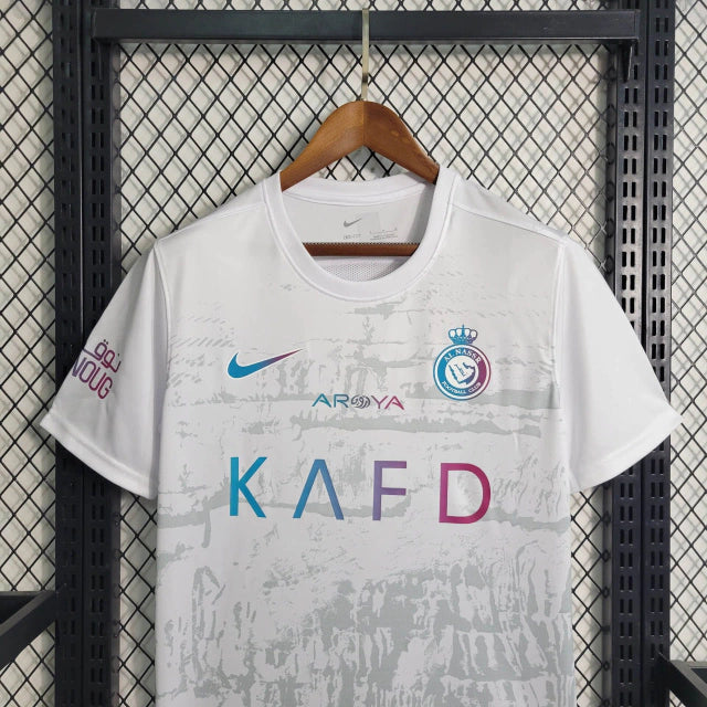 Camisa Al-Nassr Third 2023/24 Nike Torcedor Masculina, uniforme alternativo oficial em tecido leve com tecnologia Dri-FIT, escudo do Al-Nassr aplicado no peito e logo Nike estampado, ideal para torcedores e colecionadores."