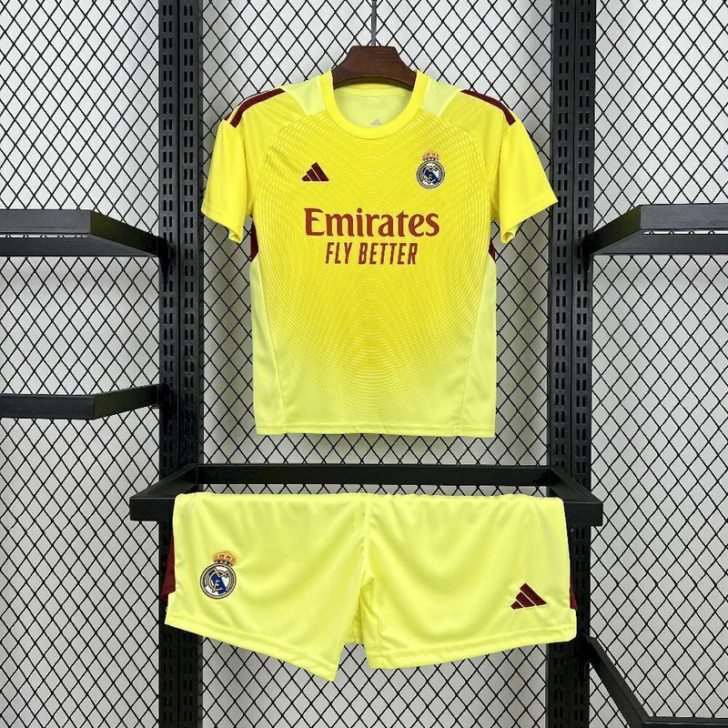 Kit Infantil Real Madrid Goleiro 2025/26 Adidas Amarelo, camiseta e shorts oficiais, disponível para crianças de 3-4 a 12-13 anos, confortável e ideal para pequenos goleiros e torcedores mirins."