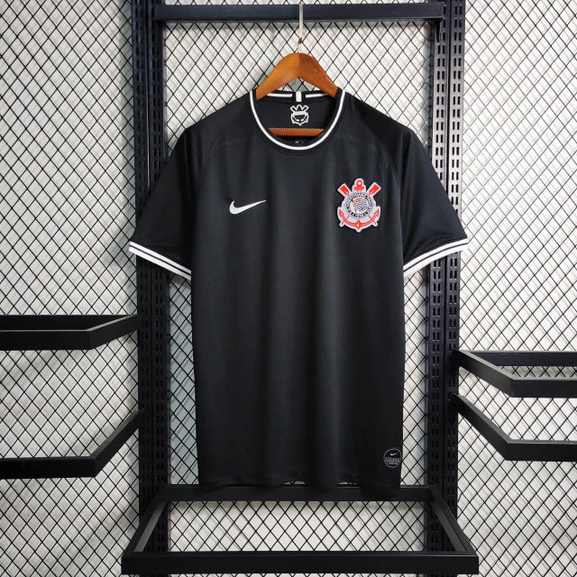 Camisa Corinthians Away 2019/20 Nike preta masculina com escudo bordado e detalhes brancos.