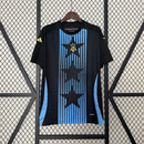 Camisa Argentina Pré-Jogo 2024/25 Adidas Torcedor Masculina azul celeste com detalhes brancos, tecido leve e respirável – ideal para treinos, pré-jogo e uso casual.