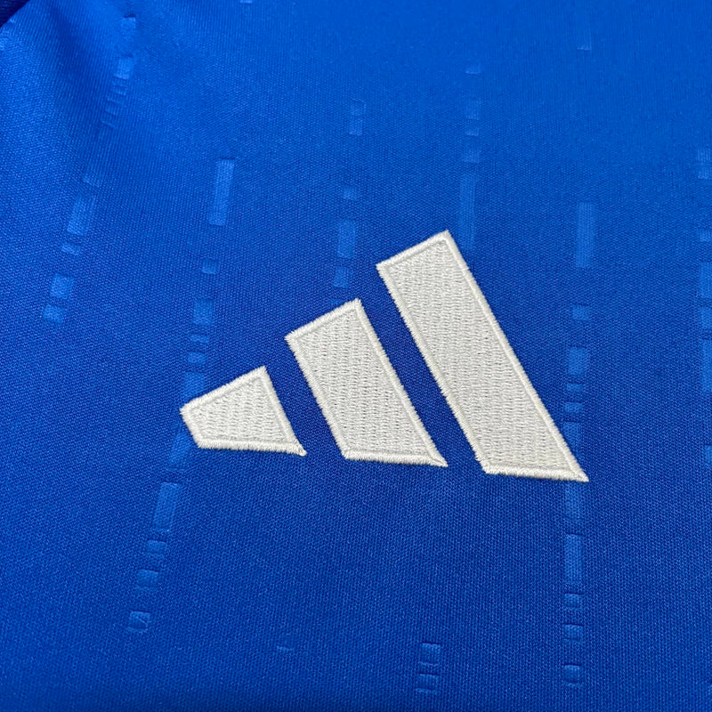 Camisa Itália Home I 2024/25 Adidas masculina, azul, com escudo da seleção italiana em destaque, tecido leve e respirável, ideal para treinos, jogos e torcer pelo time.”