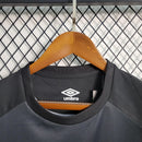 Camisa Athletico Paranaense Away (2) 2023/24 Umbro Torcedor Masculina com escudo oficial bordado e logo Umbro estampado, modelo visitante do clube paranaense.