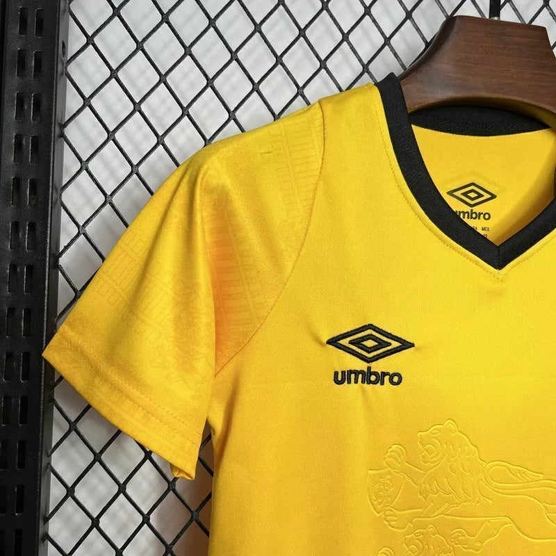 Kit Infantil Sport Recife Away 2024/25 Umbro com camisa e short oficiais, vermelho e preto, escudo bordado, ideal para pequenos torcedores, conforto e respirabilidade, uniforme infantil de futebol licenciada"